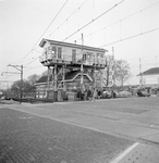 154713 Gezicht op het seinhuis Post T bij het N.S.-station Ede-Wageningen te Ede.